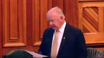 Политик случайно прочитал инструкцию для ИИ на заседании: что произошло?